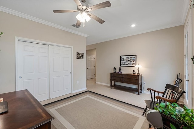 living area with crown molding and ceiling fan