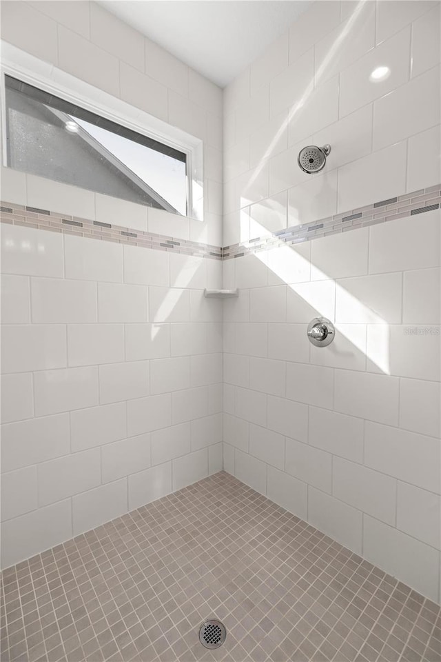 bathroom featuring tiled shower