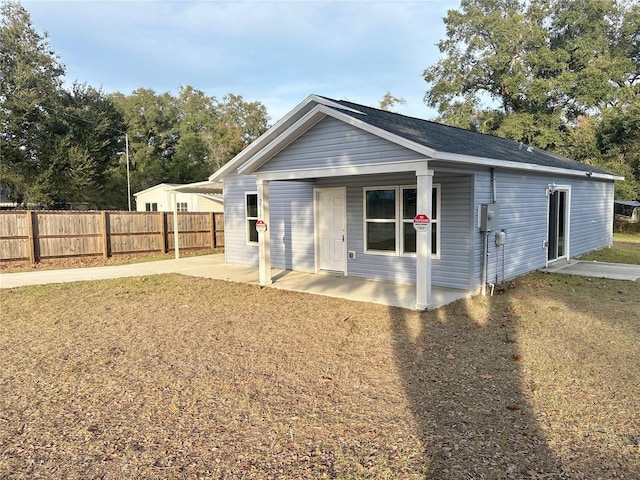 view of front facade featuring a patio and a front yard