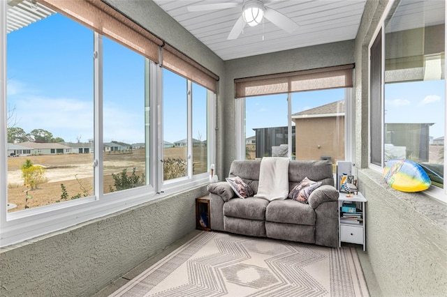 sunroom with ceiling fan