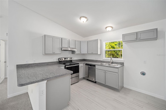 kitchen with sink, gray cabinets, stainless steel appliances, vaulted ceiling, and kitchen peninsula