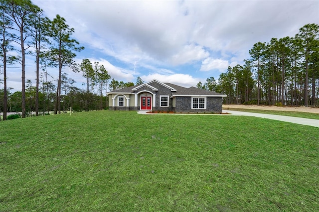 view of front of house featuring a front lawn