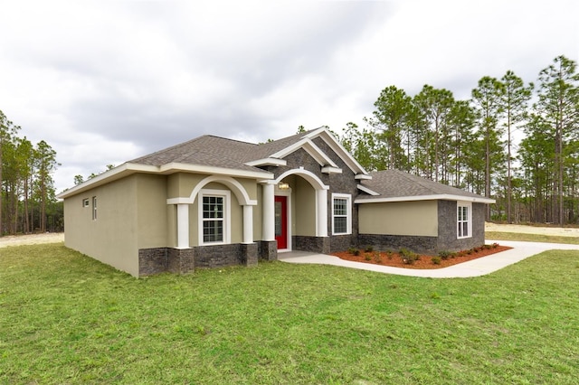 view of front of home featuring a front yard