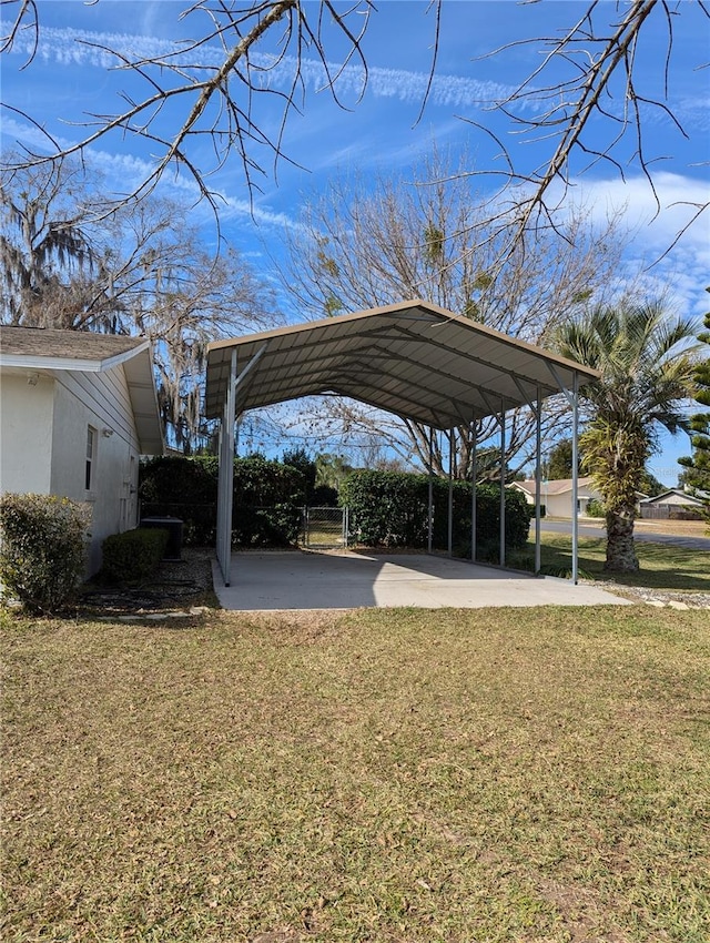 view of yard featuring a carport and driveway