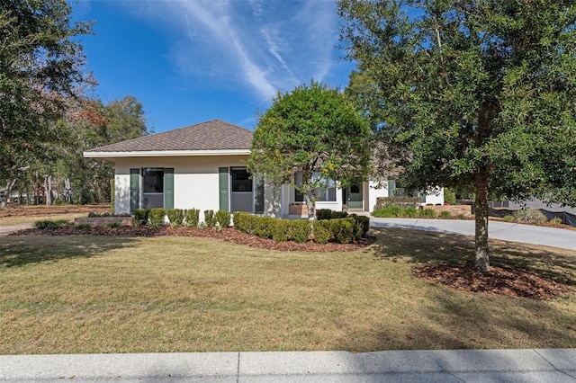 view of front of property featuring a front yard