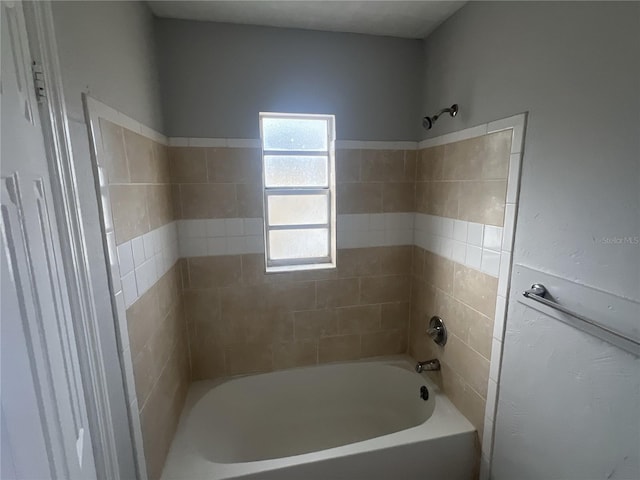 bathroom with tiled shower / bath combo