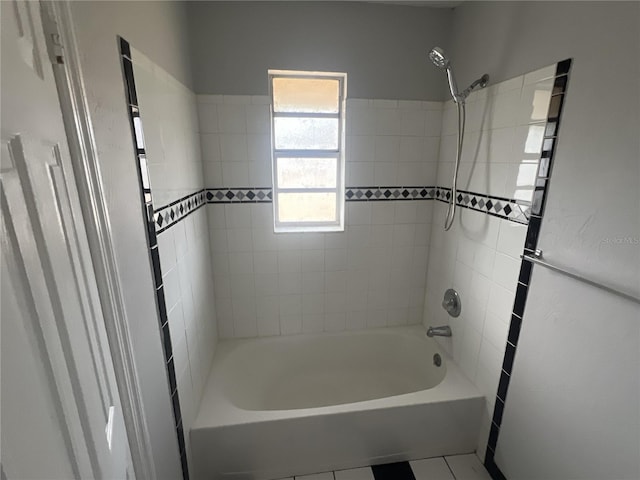 bathroom with tiled shower / bath combo