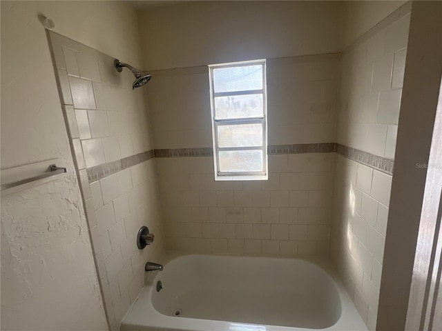 bathroom featuring tiled shower / bath combo