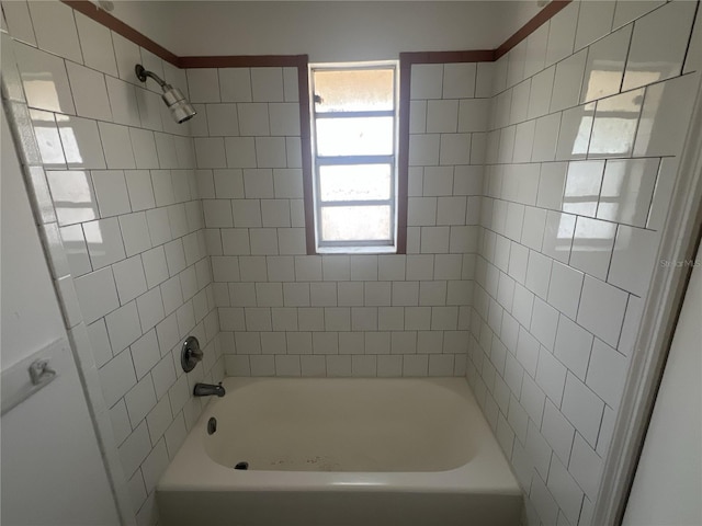 bathroom featuring tiled shower / bath