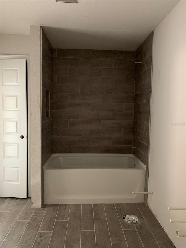 bathroom featuring tiled shower / bath combo