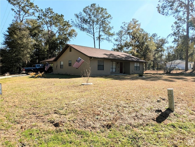 single story home with a front lawn