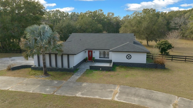 view of front facade with a front lawn