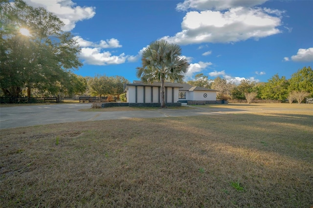 view of front of home featuring a front lawn