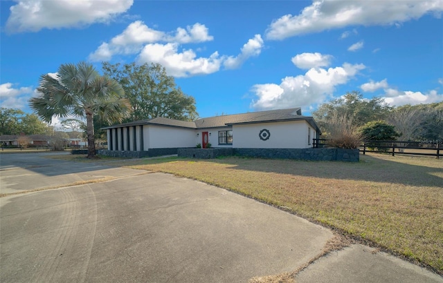 single story home with a front yard