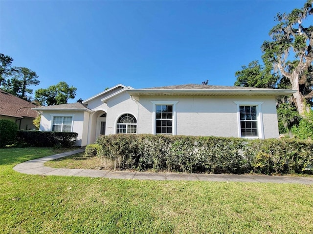 view of front of property featuring a front yard