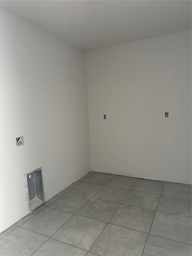 unfurnished room featuring light tile patterned flooring