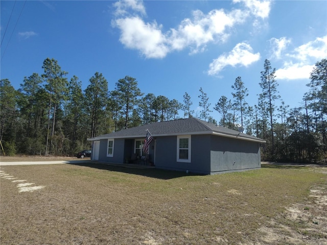 single story home with a front lawn