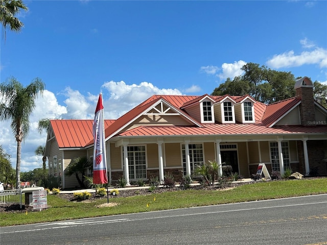 view of front of house featuring a front yard