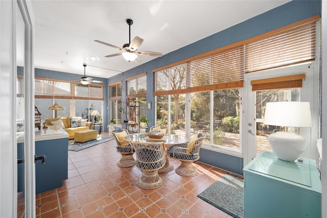 sunroom with ceiling fan