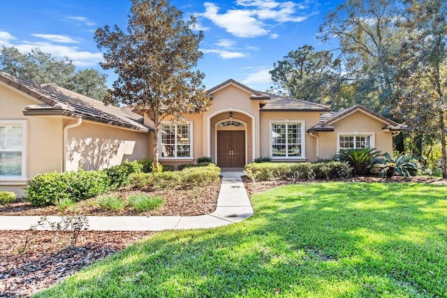 view of front facade featuring a front lawn