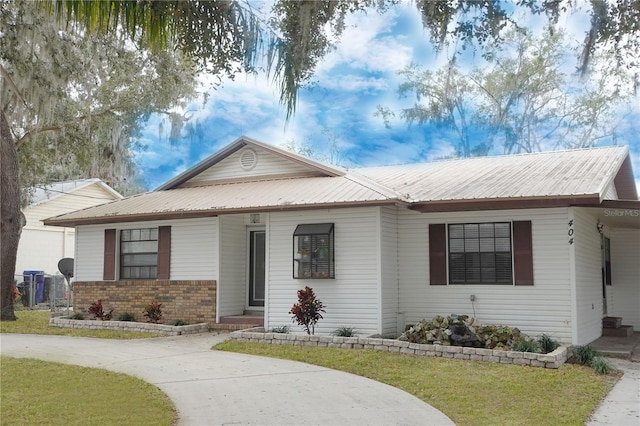 view of front of home featuring a front lawn