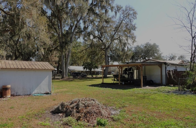 view of yard with an outdoor structure