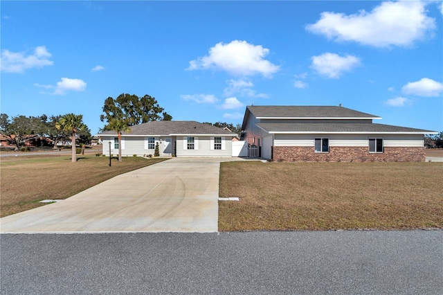 single story home with a front yard