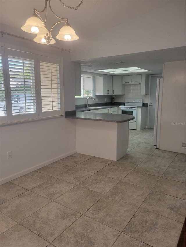 kitchen featuring sink, hanging light fixtures, white range with electric stovetop, decorative backsplash, and kitchen peninsula