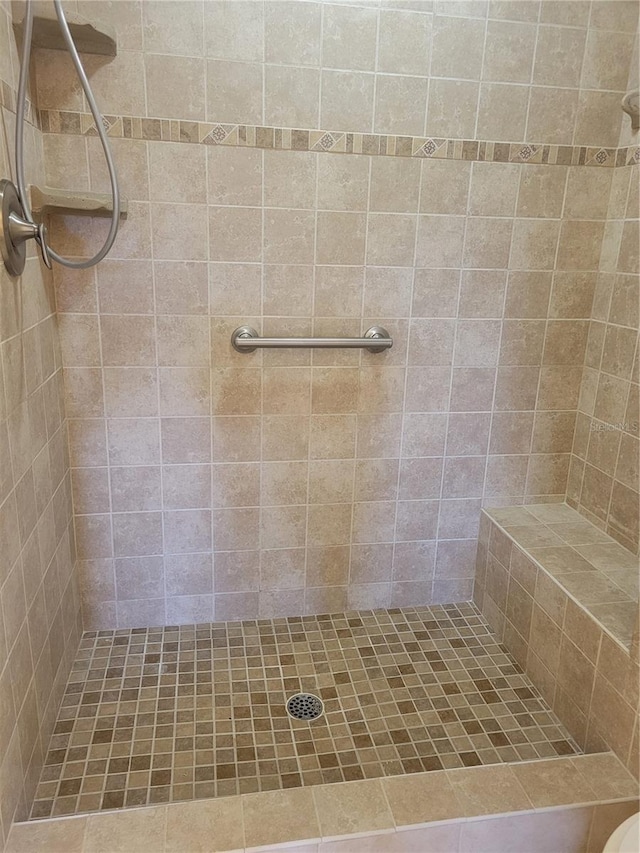 bathroom featuring tiled shower