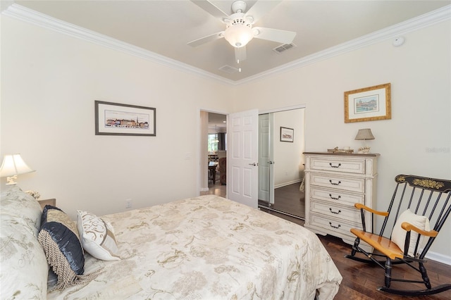 bedroom featuring a closet, crown molding, dark hardwood / wood-style floors, and ceiling fan