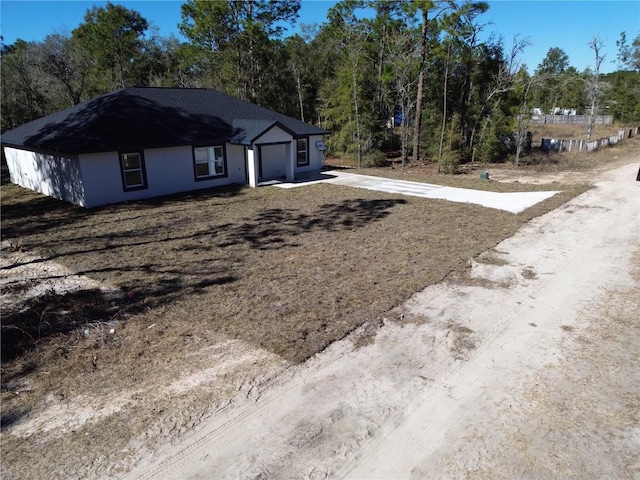 view of yard with a garage