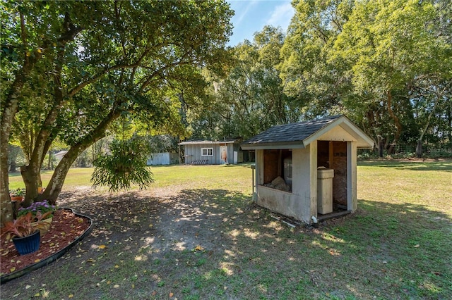 view of yard featuring a shed