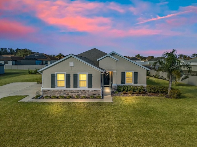 view of front of property featuring a yard