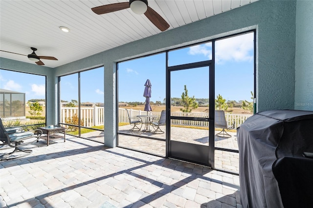 sunroom with ceiling fan