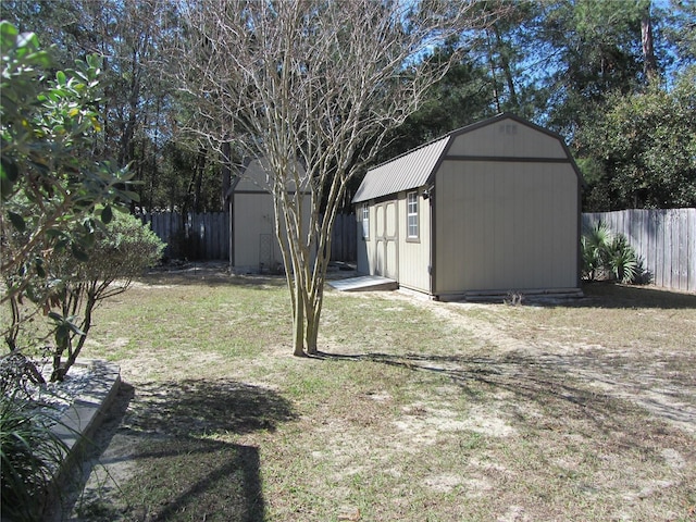 view of yard with a shed