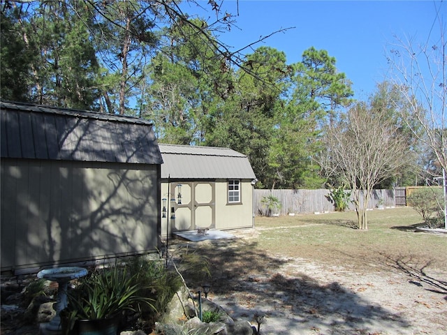 view of yard featuring a storage shed