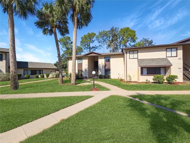 view of front of property with a front yard