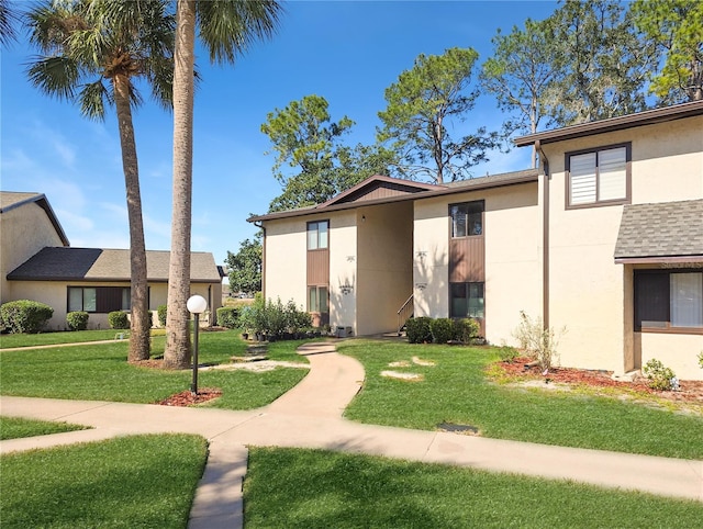 view of property's community featuring a lawn