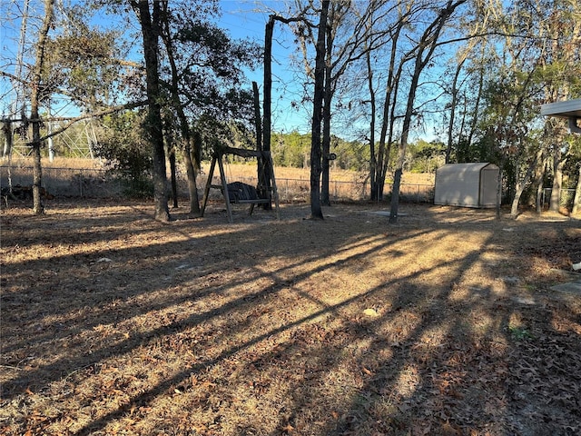 view of yard featuring a storage shed