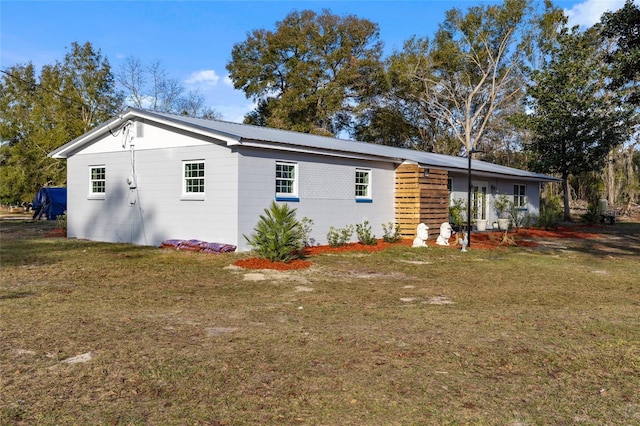 view of front of home with a front lawn