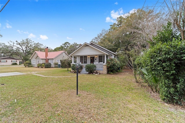 view of front facade with covered porch and a front lawn