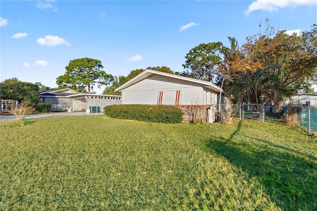 view of front of home featuring cooling unit and a front lawn