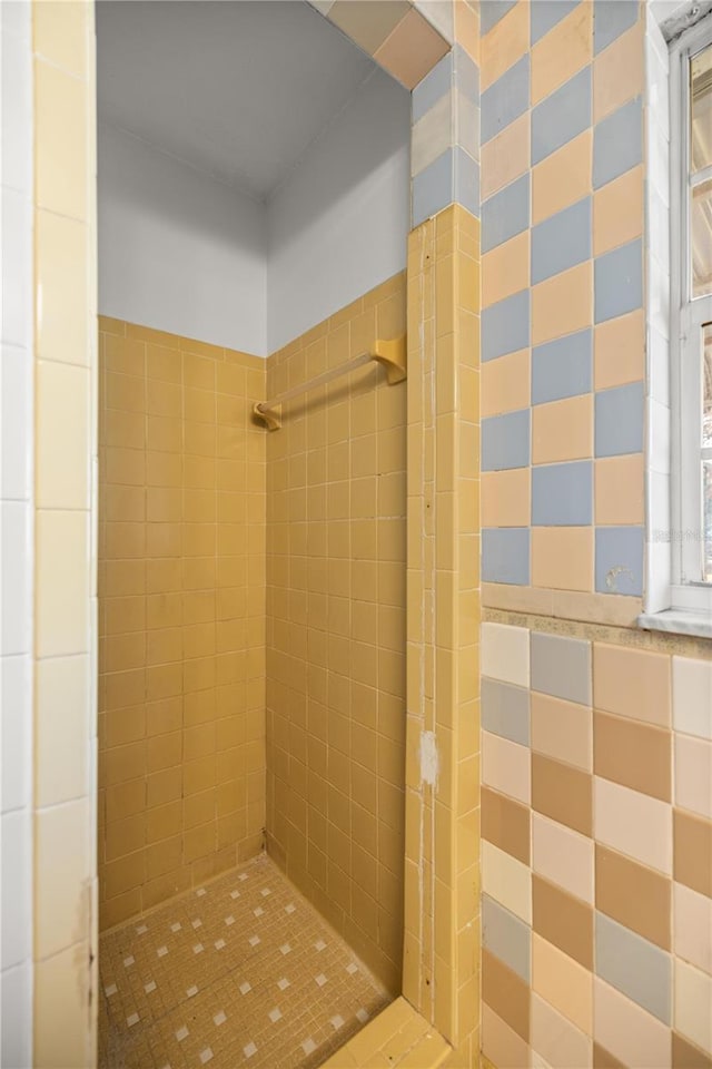 bathroom featuring tiled shower