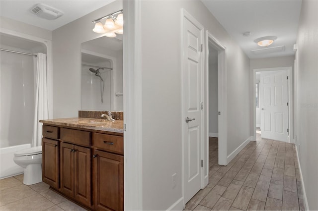 bathroom featuring shower / tub combo with curtain, visible vents, toilet, vanity, and wood finished floors