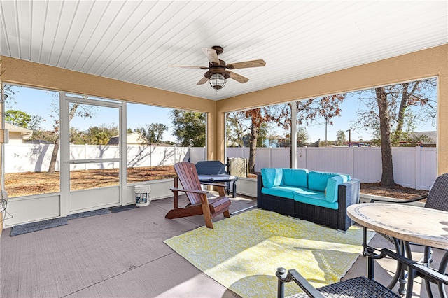 sunroom with ceiling fan