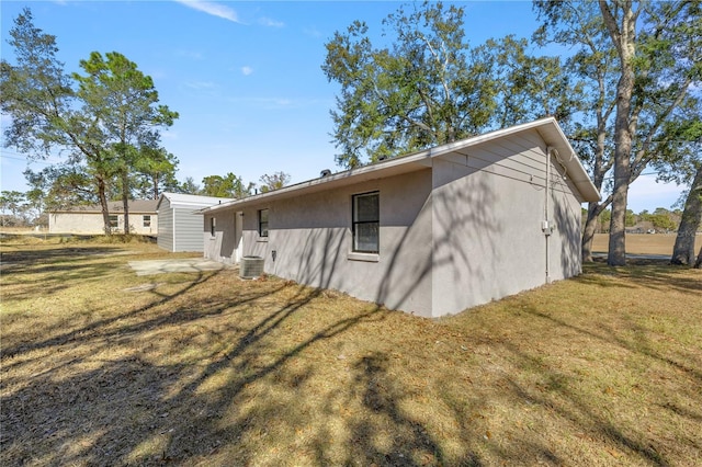 view of side of property featuring a yard