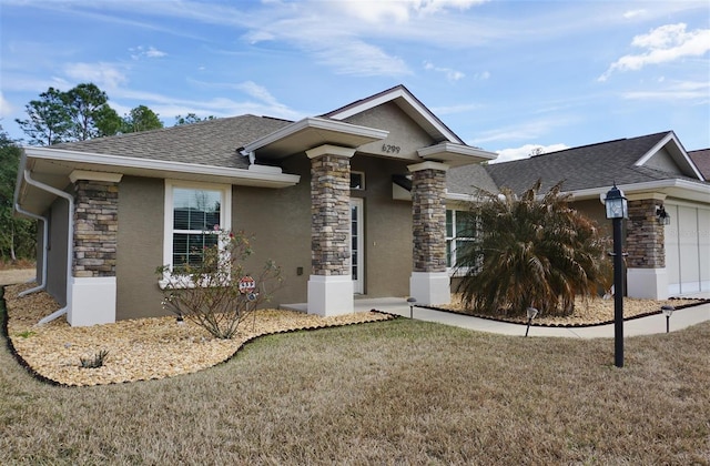 view of front of property featuring a front yard