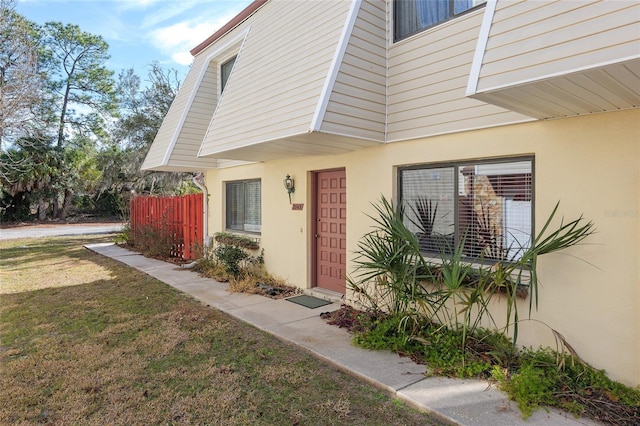 property entrance featuring a yard