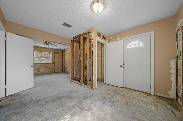 entryway featuring ceiling fan and a textured ceiling