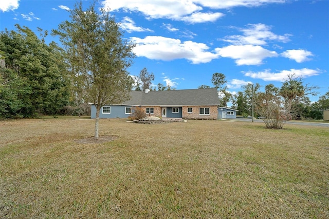 view of front of home featuring a front yard